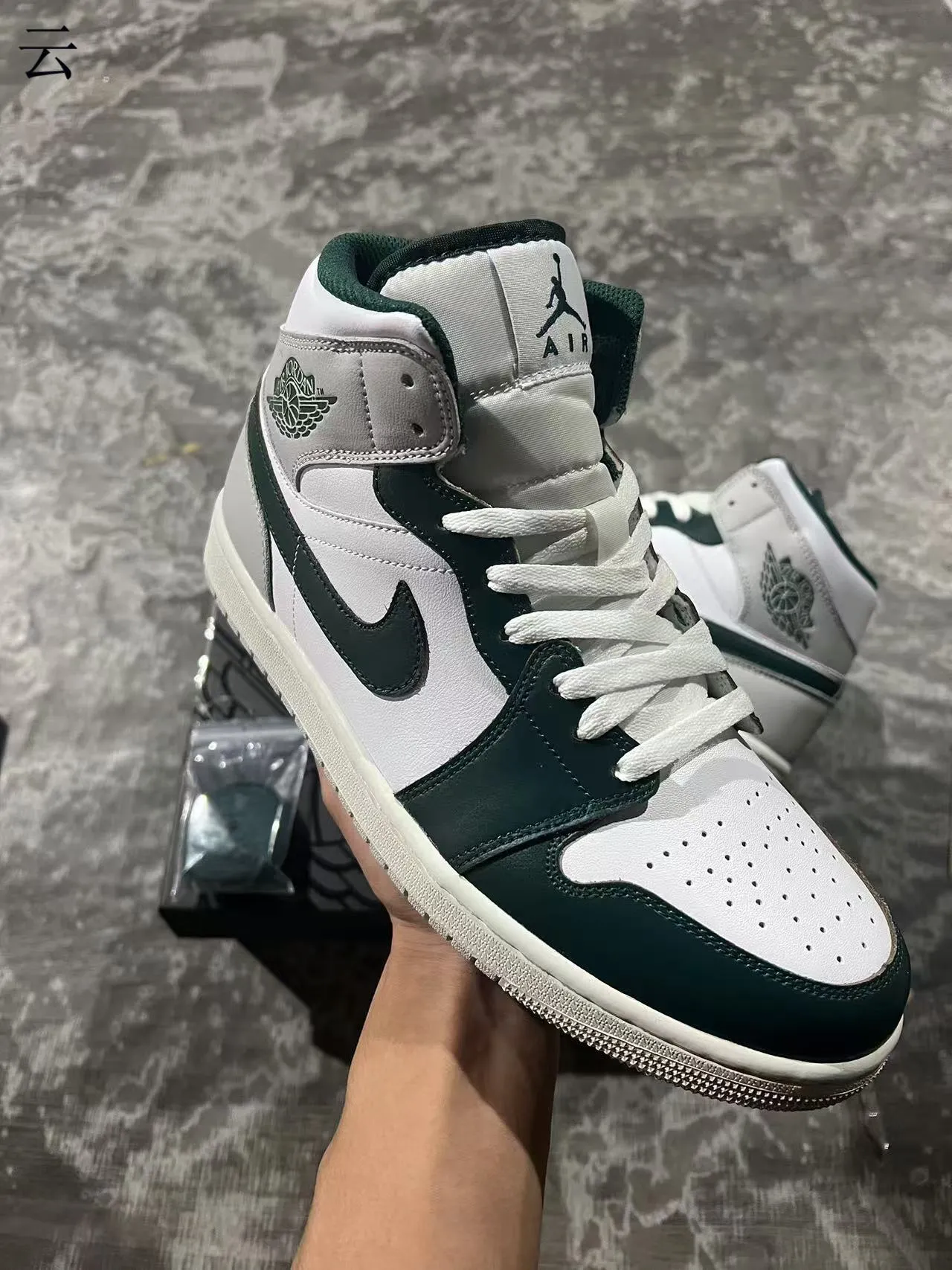Air Jordan 1 High সাদা গাঢ় সবুজ চামড়ার বাস্কেটবল জুতা 2