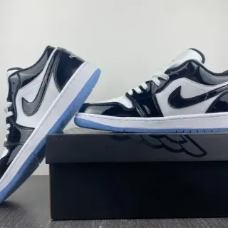 Tênis lifestyle Air Jordan 1 Low preto brilhante, branco e azul-claro
