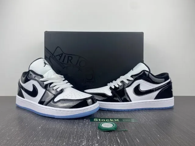 حذاء سنيكرز لايف ستايل Air Jordan 1 Low أسود وأبيض وأزرق فاتح لامع 2