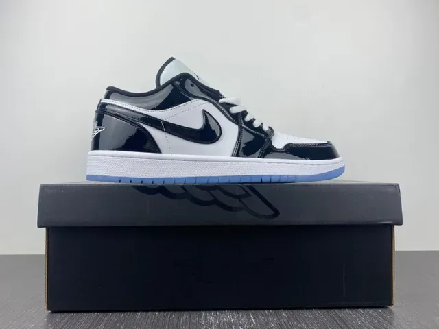 حذاء سنيكرز لايف ستايل Air Jordan 1 Low أسود وأبيض وأزرق فاتح لامع 3