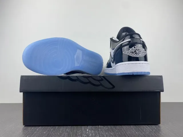 حذاء سنيكرز لايف ستايل Air Jordan 1 Low أسود وأبيض وأزرق فاتح لامع 4