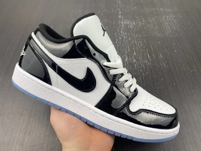 حذاء سنيكرز لايف ستايل Air Jordan 1 Low أسود وأبيض وأزرق فاتح لامع 7