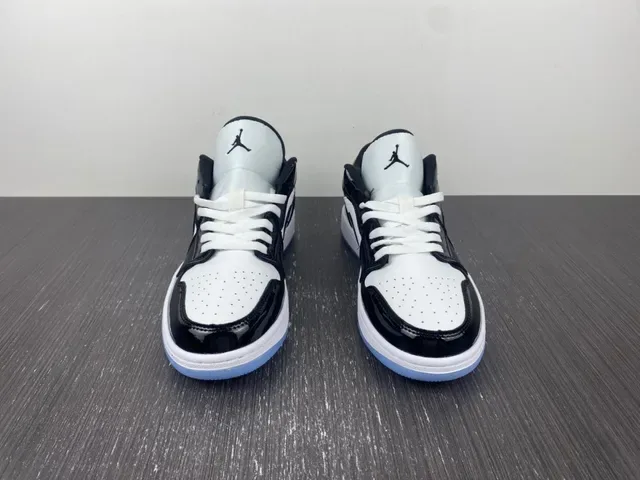 حذاء سنيكرز لايف ستايل Air Jordan 1 Low أسود وأبيض وأزرق فاتح لامع 8