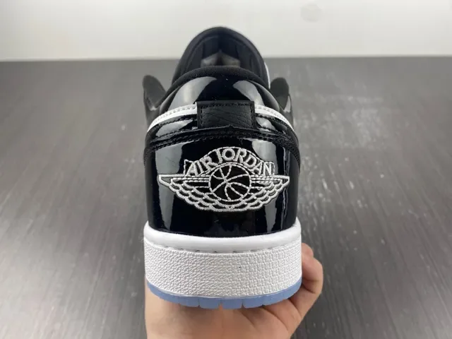حذاء سنيكرز لايف ستايل Air Jordan 1 Low أسود وأبيض وأزرق فاتح لامع 9