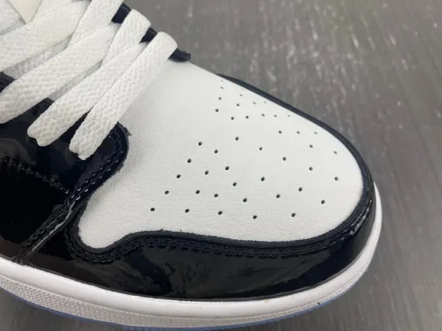 حذاء سنيكرز لايف ستايل Air Jordan 1 Low أسود وأبيض وأزرق فاتح لامع 10