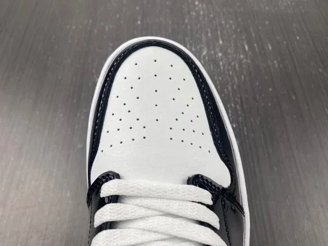 حذاء سنيكرز لايف ستايل Air Jordan 1 Low أسود وأبيض وأزرق فاتح لامع 11