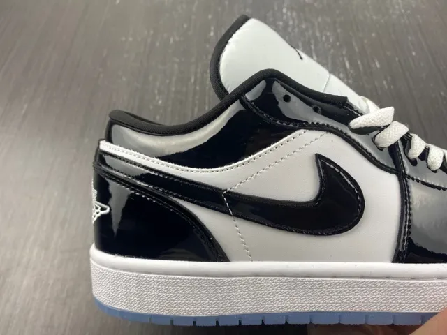 حذاء سنيكرز لايف ستايل Air Jordan 1 Low أسود وأبيض وأزرق فاتح لامع 12