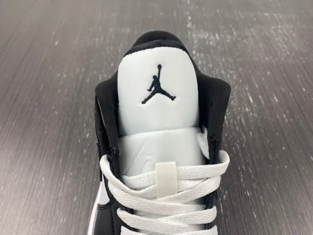 حذاء سنيكرز لايف ستايل Air Jordan 1 Low أسود وأبيض وأزرق فاتح لامع 13