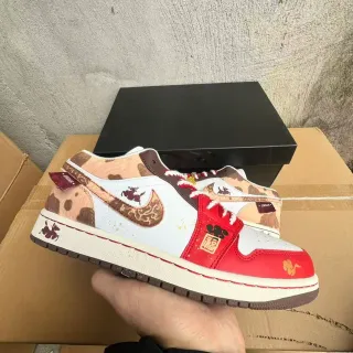 Tênis lifestyle Air Jordan 1 Low com estampa de vaca em vermelho, branco e marrom Zodiak