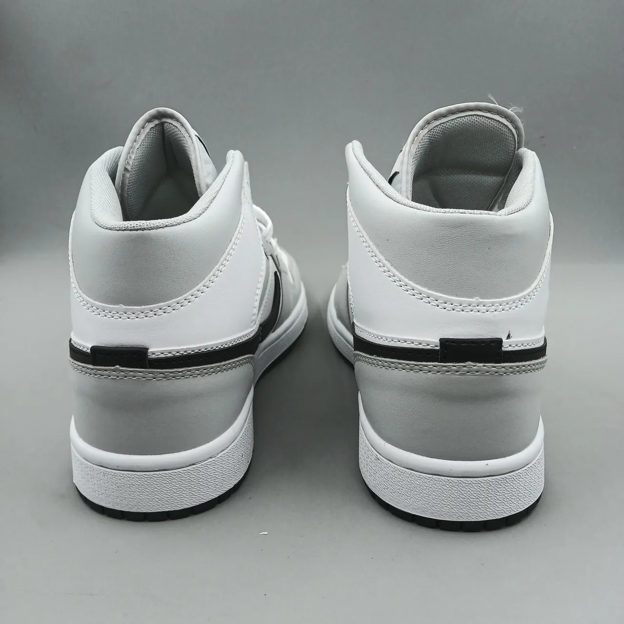 Tênis de basquete Air Jordan 1 Mid Branco/Preto 4