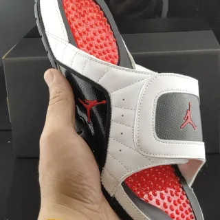 Chinelos Air Jordan 1 Slide branco preto vermelho com palmilha anatômica moldada