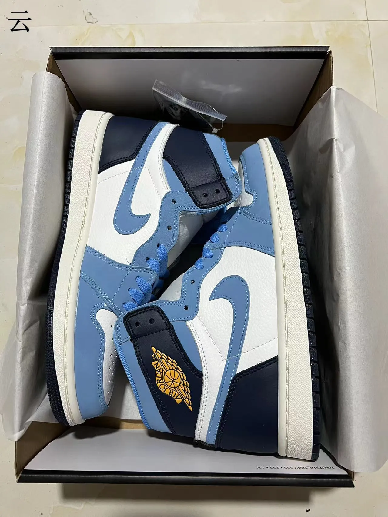 Zapatillas de baloncesto Air Jordan 1 de caña alta en cuero y revestimiento sintético blanco y azul 9