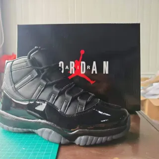 Tênis de basquete Air Jordan 11 de couro envernizado preto