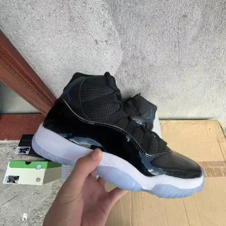 Tênis de basquete Air Jordan 11 em couro envernizado preto e branco gelo