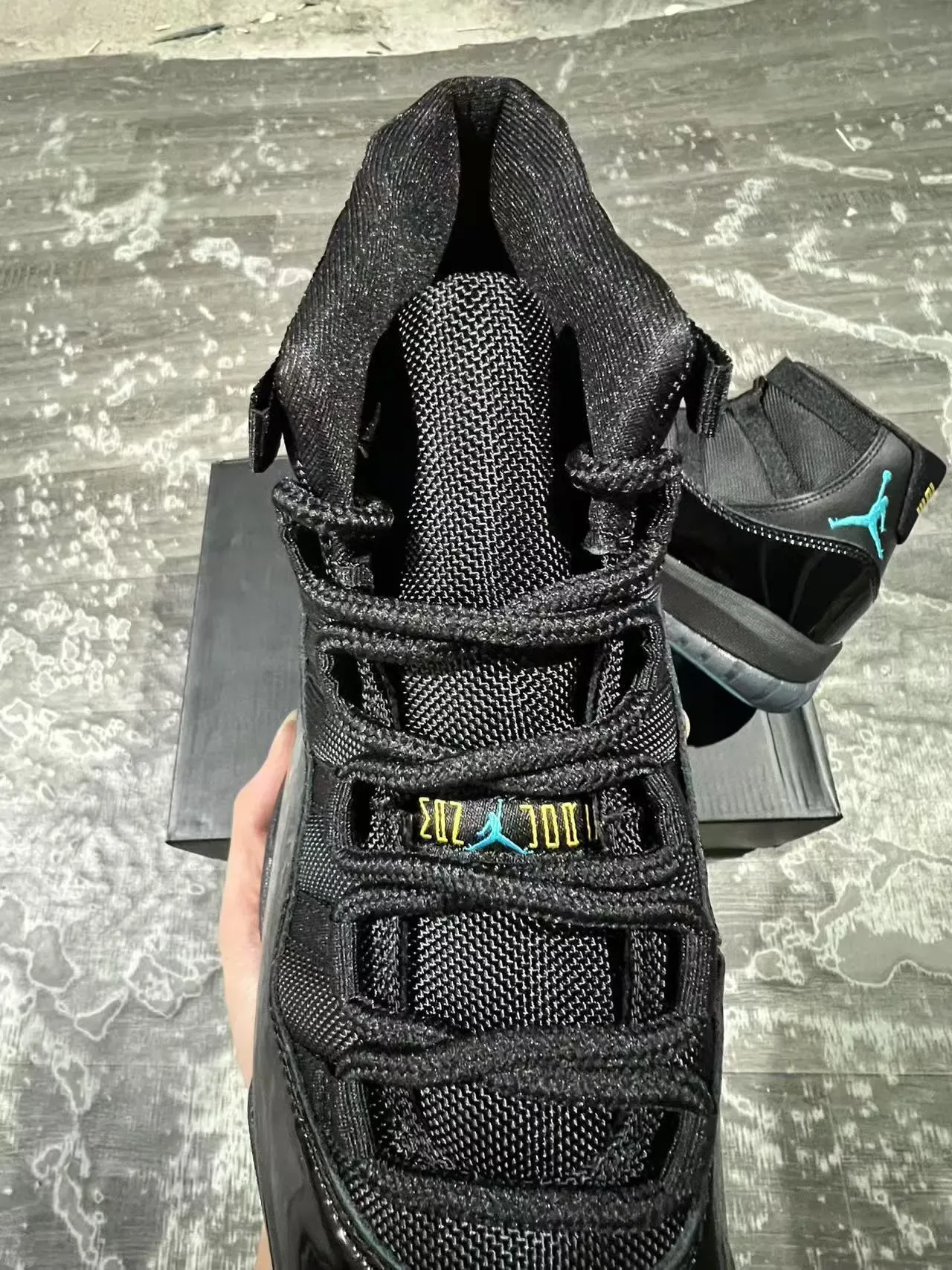 Air Jordan 11 أسود فيروزي جلد لامع أحذية كرة السلة 4