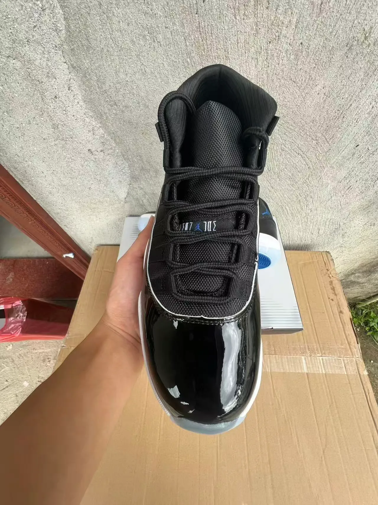 Air Jordan 11 黑白蓝篮球鞋 3