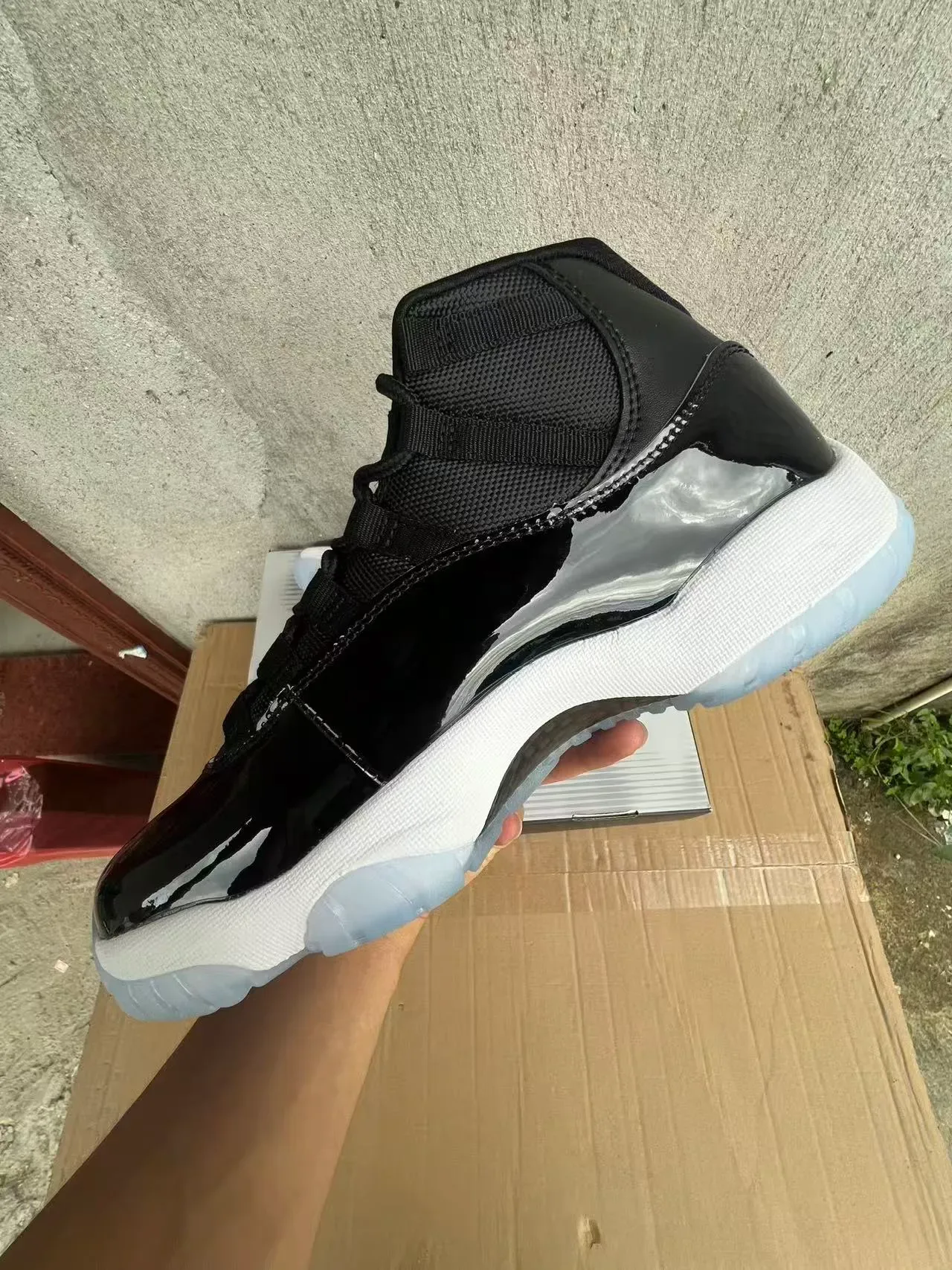 Air Jordan 11 黑白蓝篮球鞋 5