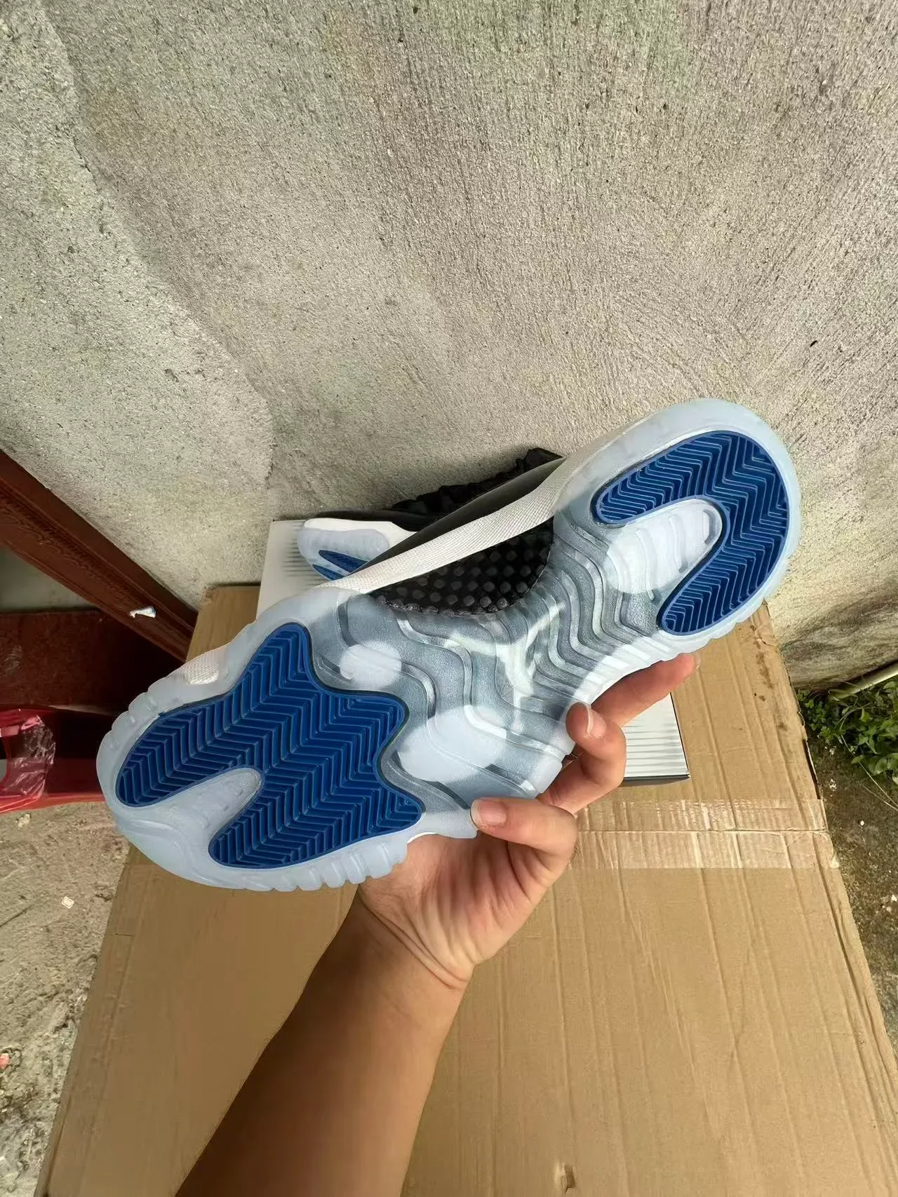 Air Jordan 11 黑白蓝篮球鞋 6