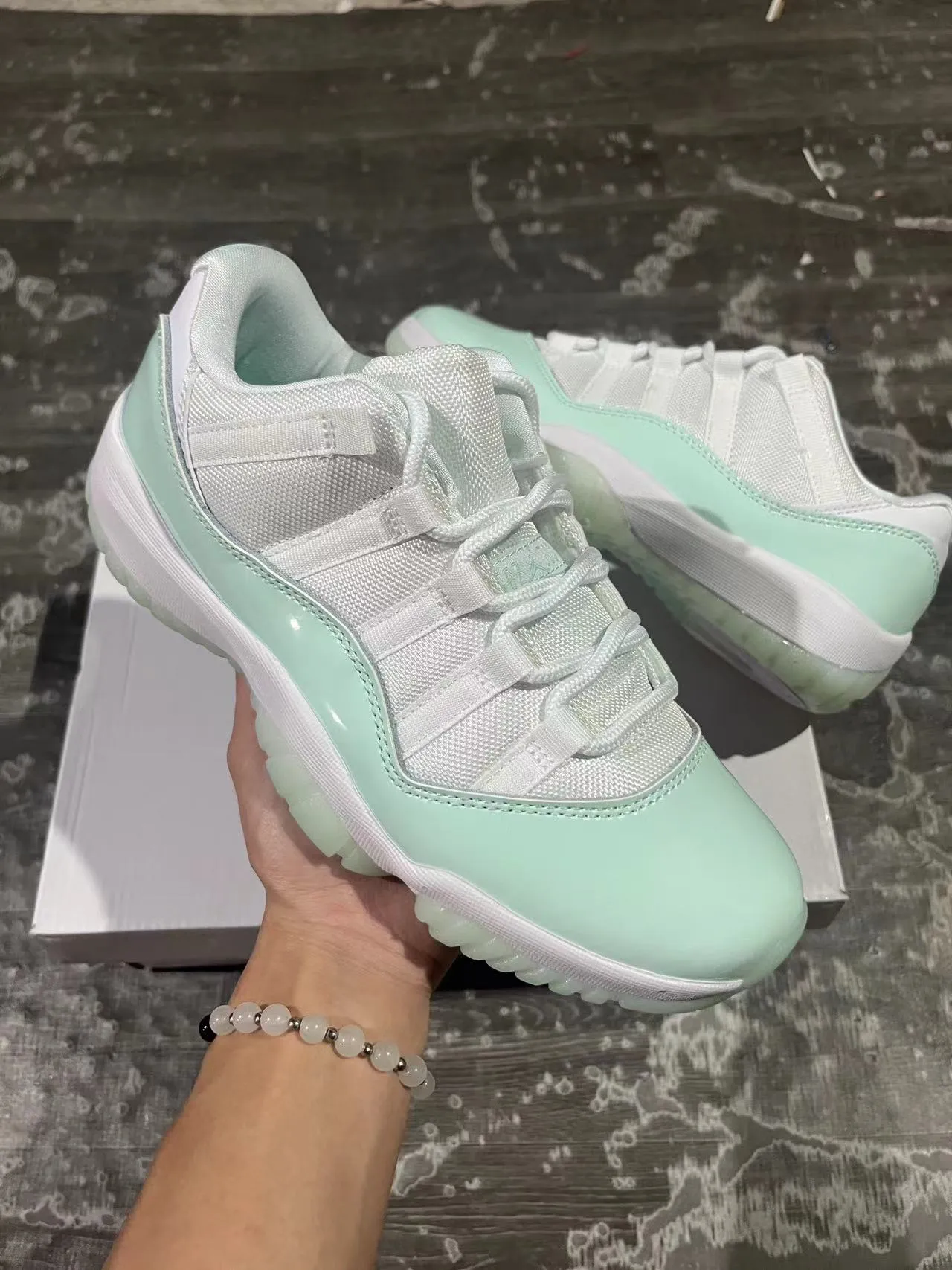 Air Jordan 11 tênis de basquete em couro envernizado verde menta 2
