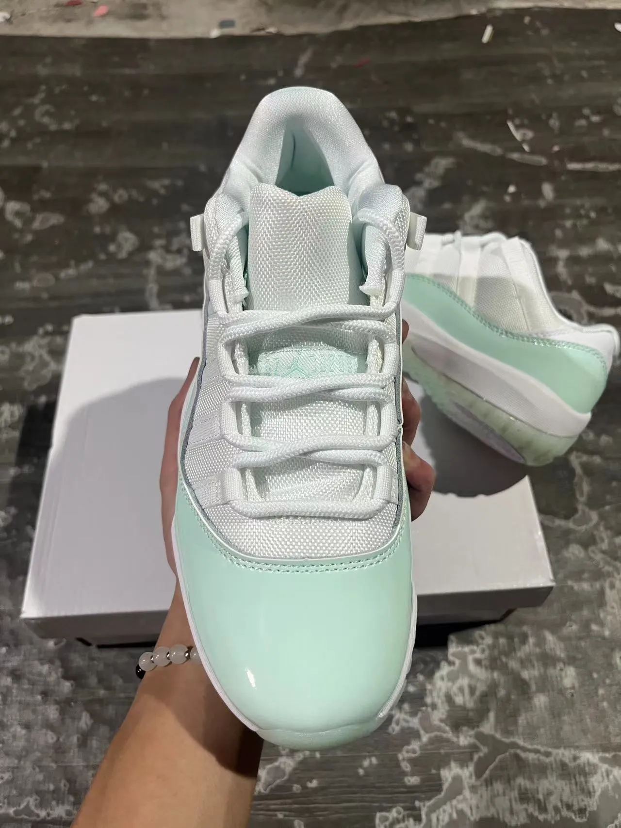 Air Jordan 11 tênis de basquete em couro envernizado verde menta 3
