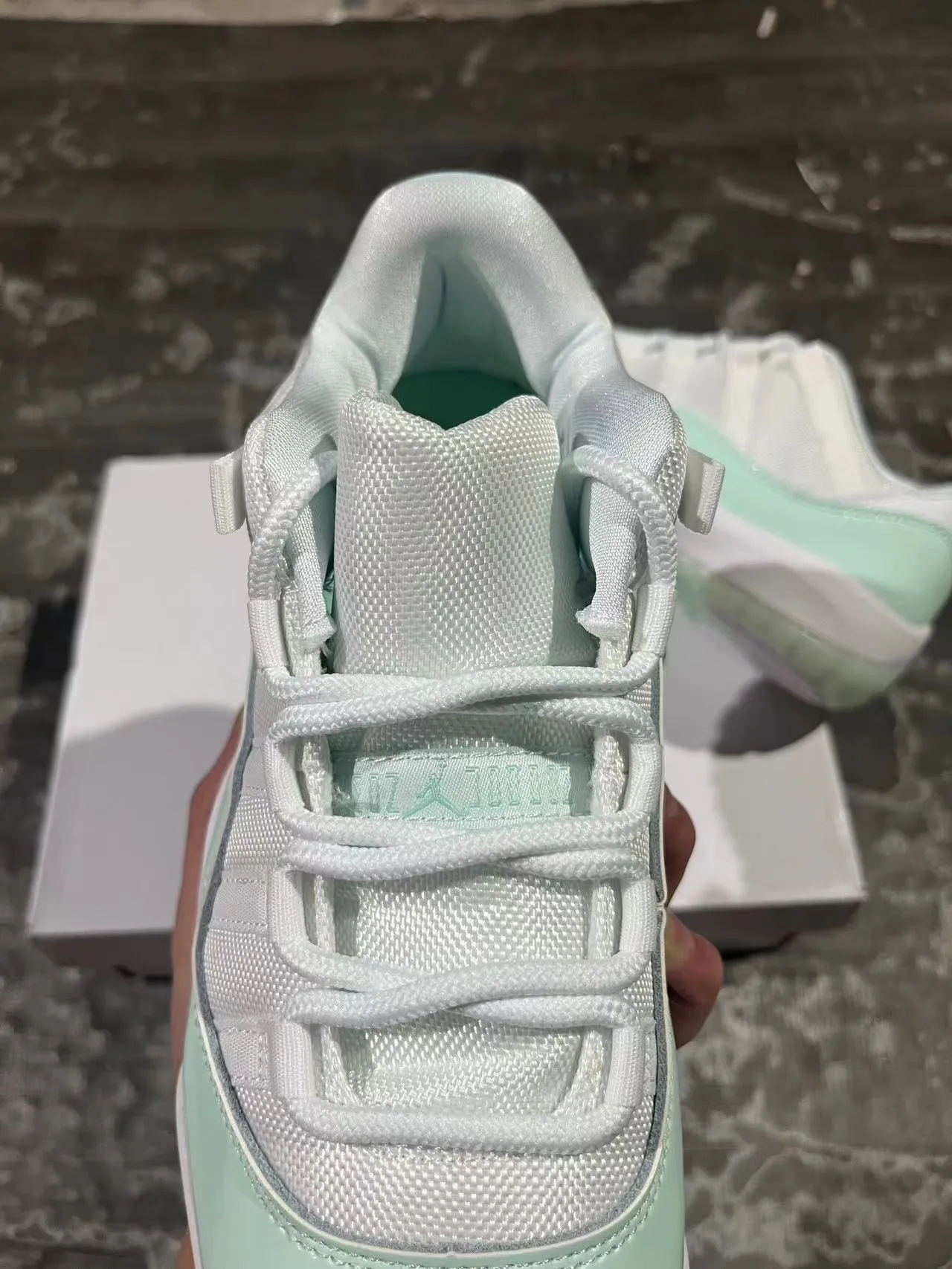 Air Jordan 11 tênis de basquete em couro envernizado verde menta 4