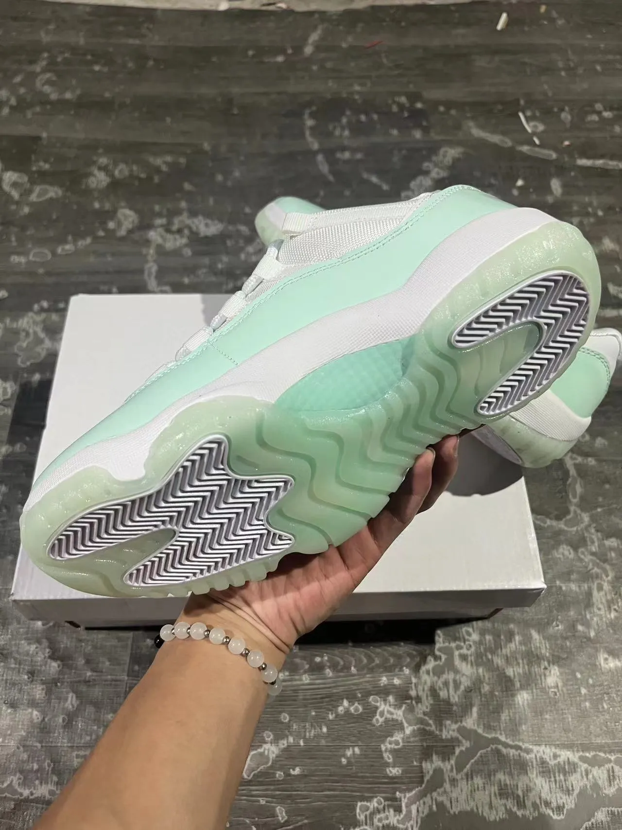 Air Jordan 11 tênis de basquete em couro envernizado verde menta 6
