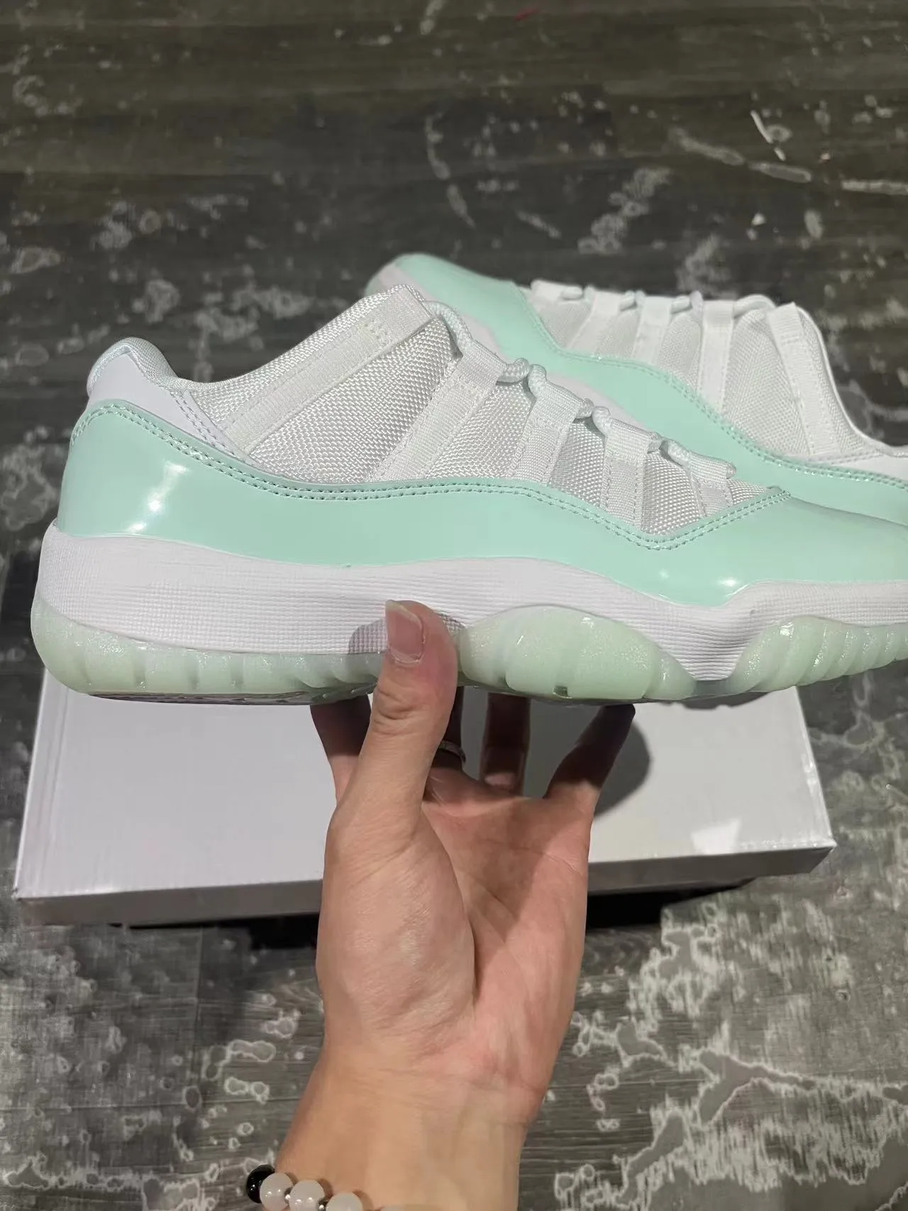 Air Jordan 11 tênis de basquete em couro envernizado verde menta 7