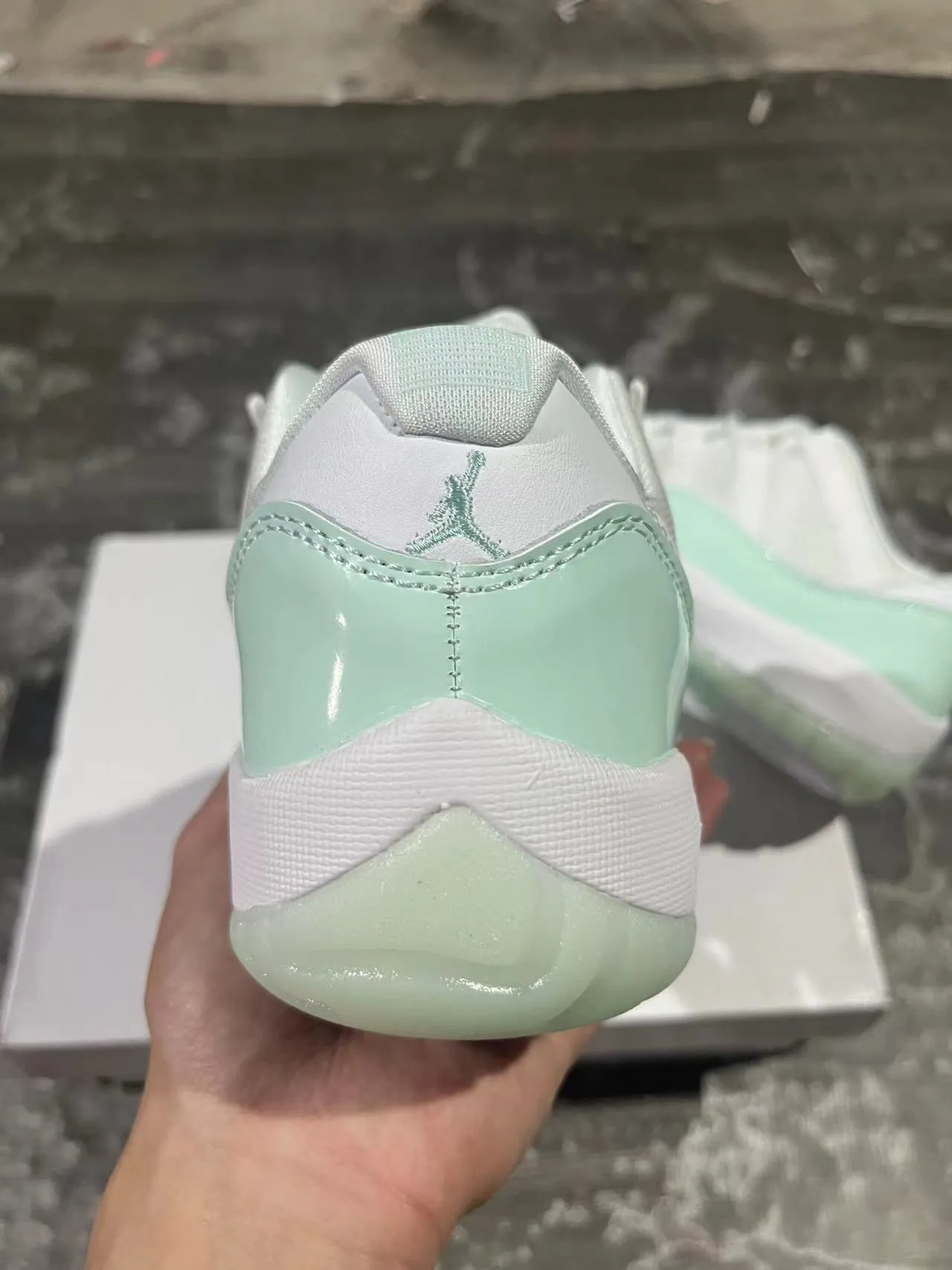 Air Jordan 11 tênis de basquete em couro envernizado verde menta 8