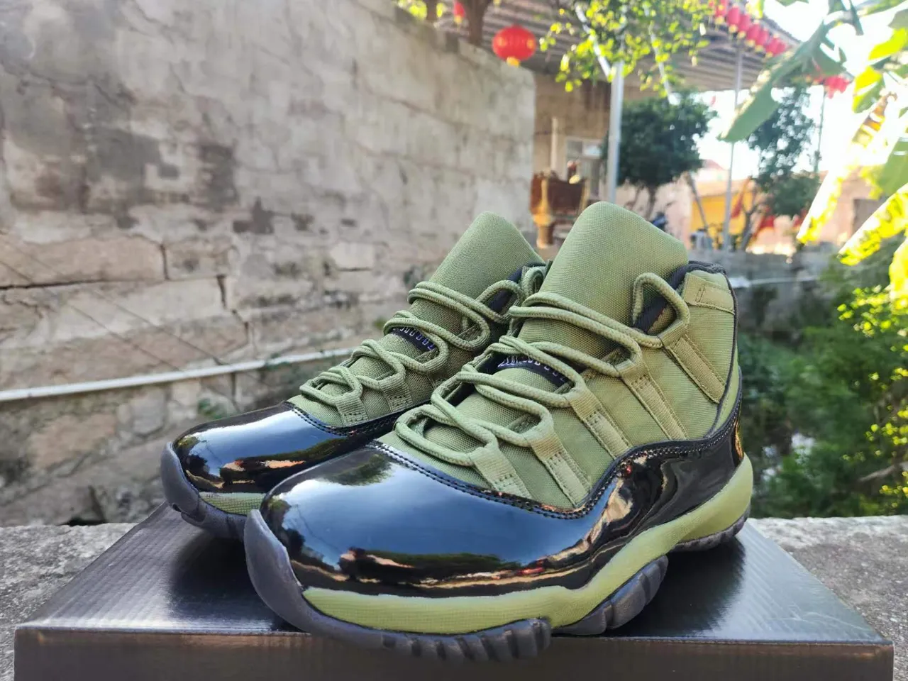 Zapatillas de baloncesto Air Jordan 11 de charol verde oliva 2