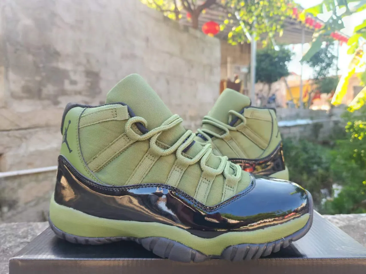 Zapatillas de baloncesto Air Jordan 11 de charol verde oliva 4