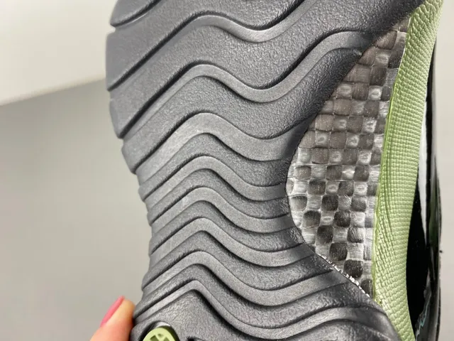 Air Jordan 11 أخضر زيتوني جلد لامع أحذية كرة السلة 9