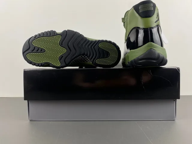Air Jordan 11 أخضر زيتوني جلد لامع أحذية كرة السلة 15