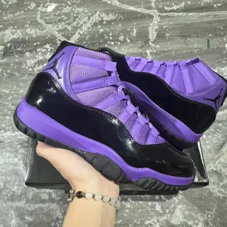Air Jordan 11 बैंगनी और काले पेटेंट लेदर बास्केटबॉल जूते