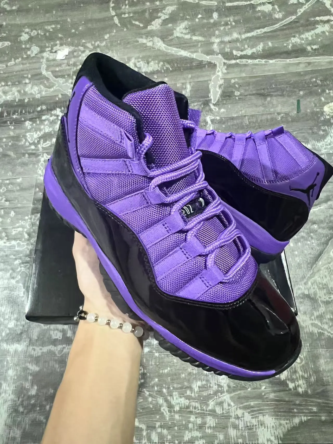 Zapatillas de baloncesto Air Jordan 11 de charol morado y negro 2