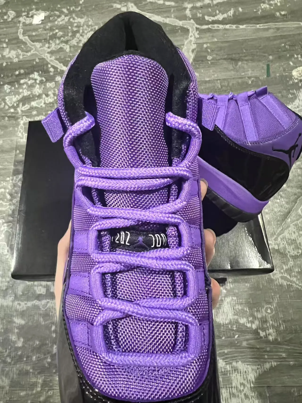 Zapatillas de baloncesto Air Jordan 11 de charol morado y negro 4