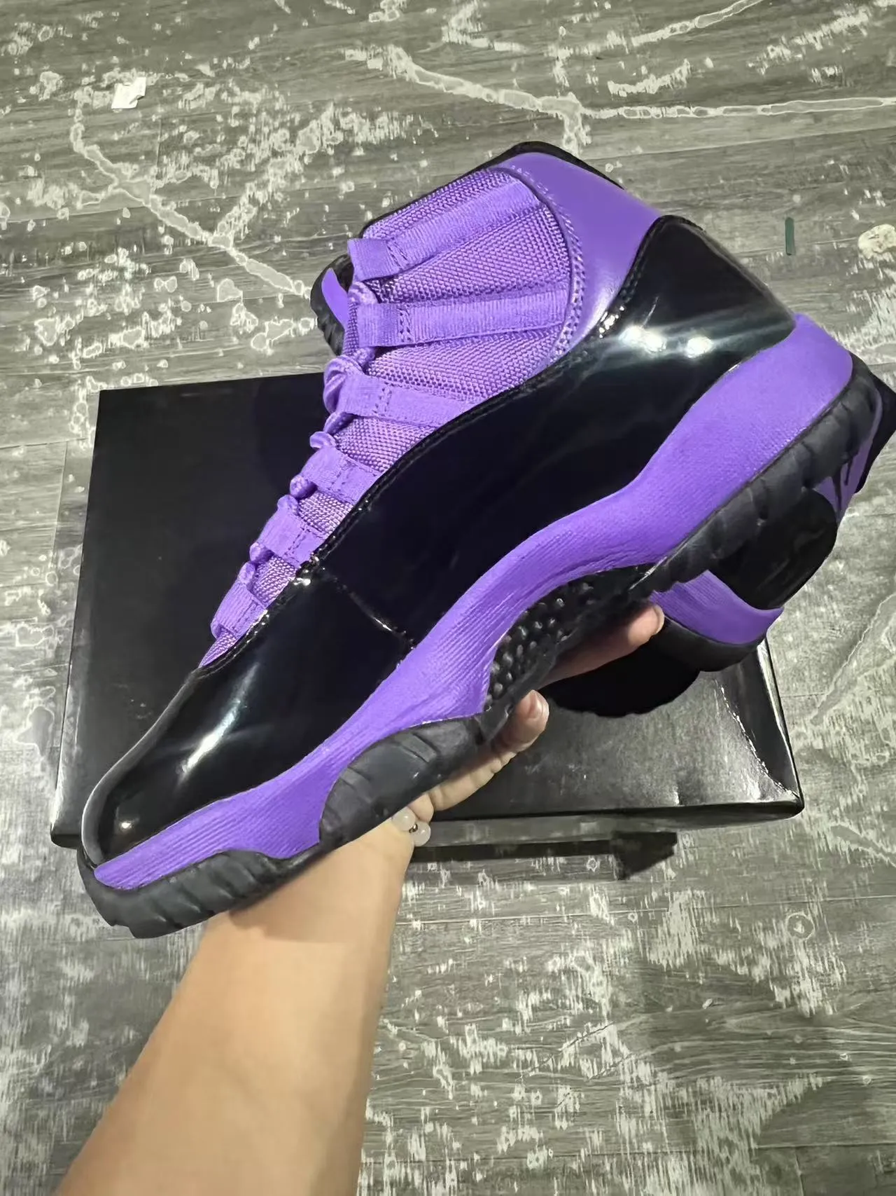 Zapatillas de baloncesto Air Jordan 11 de charol morado y negro 5