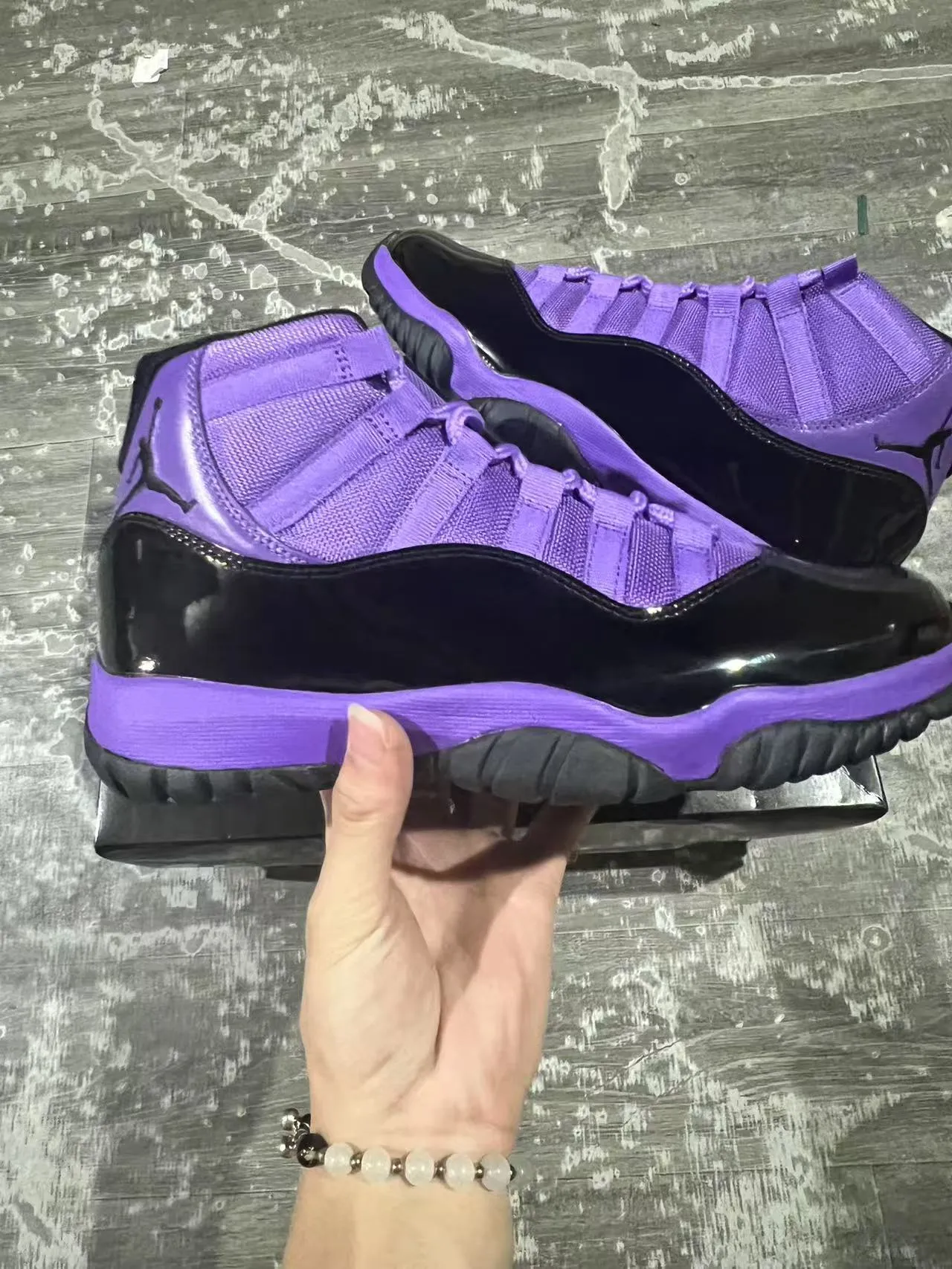 Zapatillas de baloncesto Air Jordan 11 de charol morado y negro 7