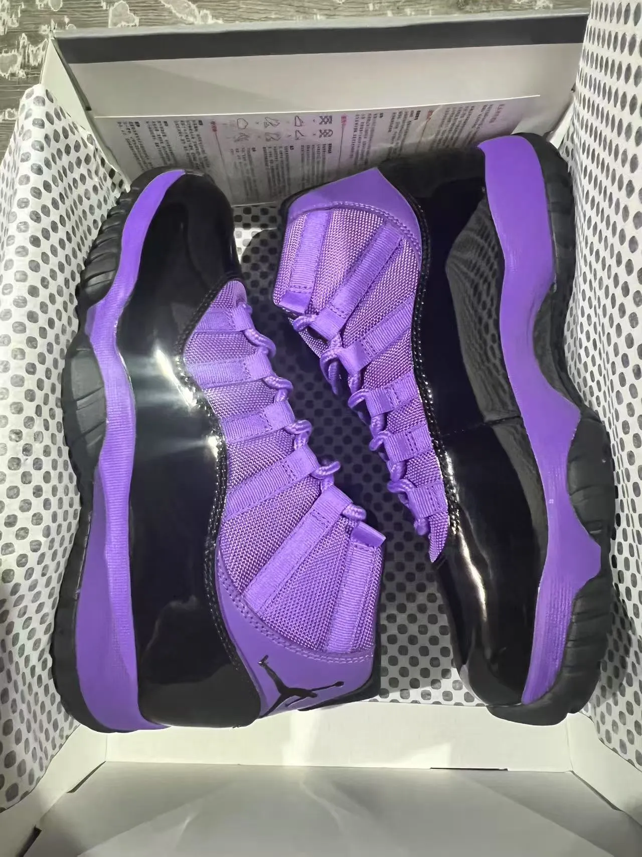 Zapatillas de baloncesto Air Jordan 11 de charol morado y negro 9
