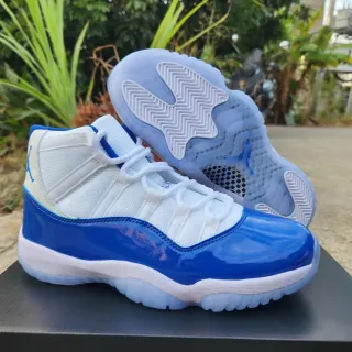 Tênis de basquete Air Jordan 11 em couro envernizado azul royal