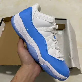Air Jordan 11 白色和光泽蓝篮球鞋