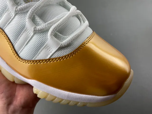 Tênis de basquete Air Jordan 11 de couro envernizado branco e dourado 2