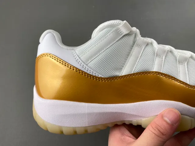 Tênis de basquete Air Jordan 11 de couro envernizado branco e dourado 3