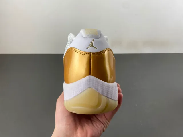 Tênis de basquete Air Jordan 11 de couro envernizado branco e dourado 4