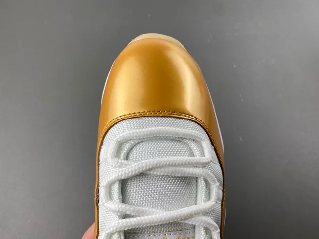 Tênis de basquete Air Jordan 11 de couro envernizado branco e dourado 5