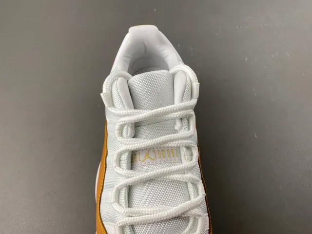 Tênis de basquete Air Jordan 11 de couro envernizado branco e dourado 6