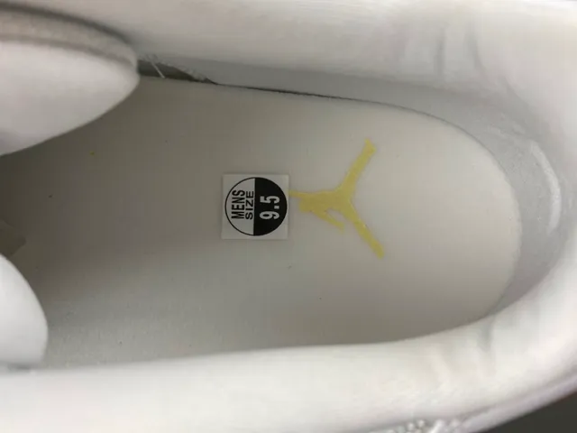 Tênis de basquete Air Jordan 11 de couro envernizado branco e dourado 7