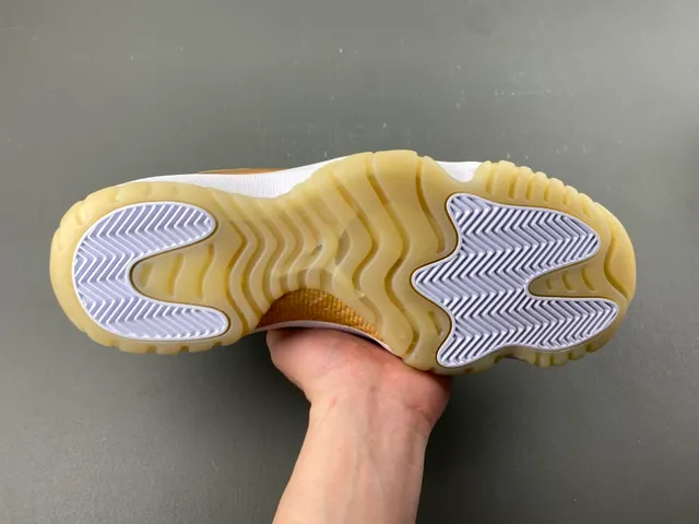 Tênis de basquete Air Jordan 11 de couro envernizado branco e dourado 9