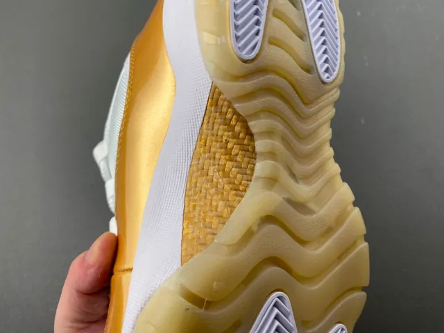 Tênis de basquete Air Jordan 11 de couro envernizado branco e dourado 10