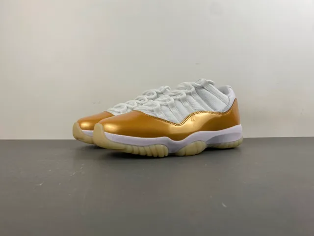 Tênis de basquete Air Jordan 11 de couro envernizado branco e dourado 11
