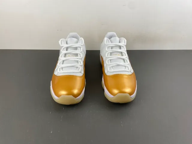 Tênis de basquete Air Jordan 11 de couro envernizado branco e dourado 12